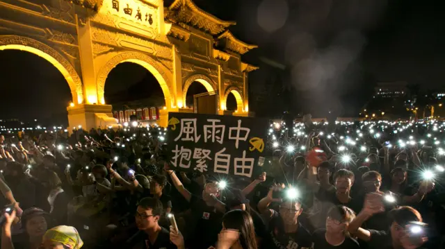 2014年10月1日，數百人聚集在台灣台北自由廣場前，支持香港民主集會。