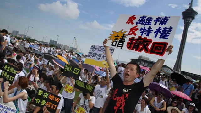 2014年，政府因推出高官離任補償法案，給予行政長官和主要官員優厚退休福利，觸發兩萬名市民上街遊行、包圍立法會。