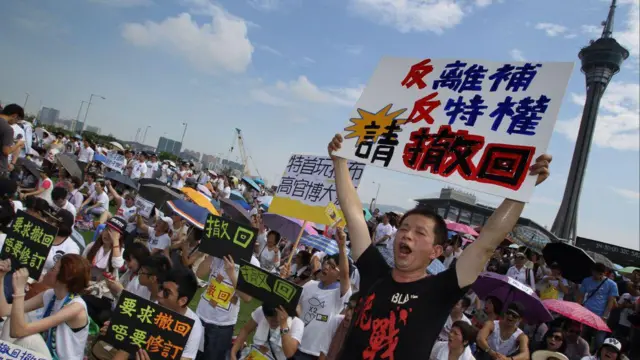 2014年5月27日,澳門數百名示威者走上街頭,抗議政府提出的旨在保護行政長官免於刑事起訴並向政治任命官員提供退休金的法律草案。