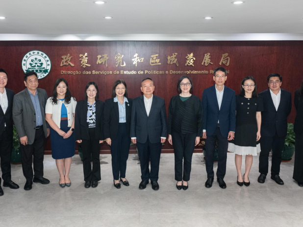 谢小华访问澳门就香港编制首个五年规划听取意见 – 香港電台